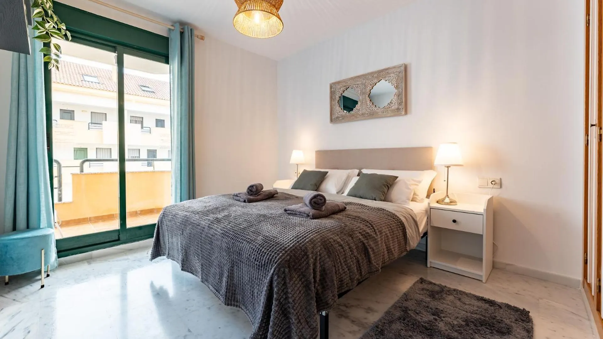 Coastal Comfort 2 Bed, Parking Pool And Terrace Benalmádena