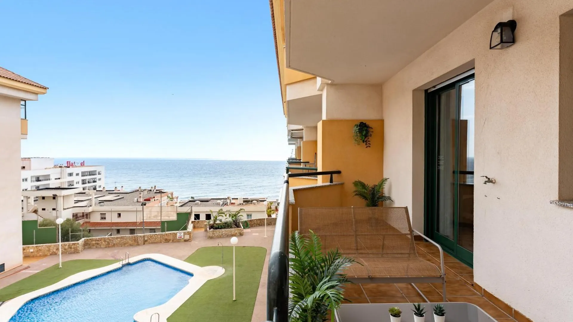 Coastal Comfort 2 Bed, Parking Pool And Terrace Benalmádena