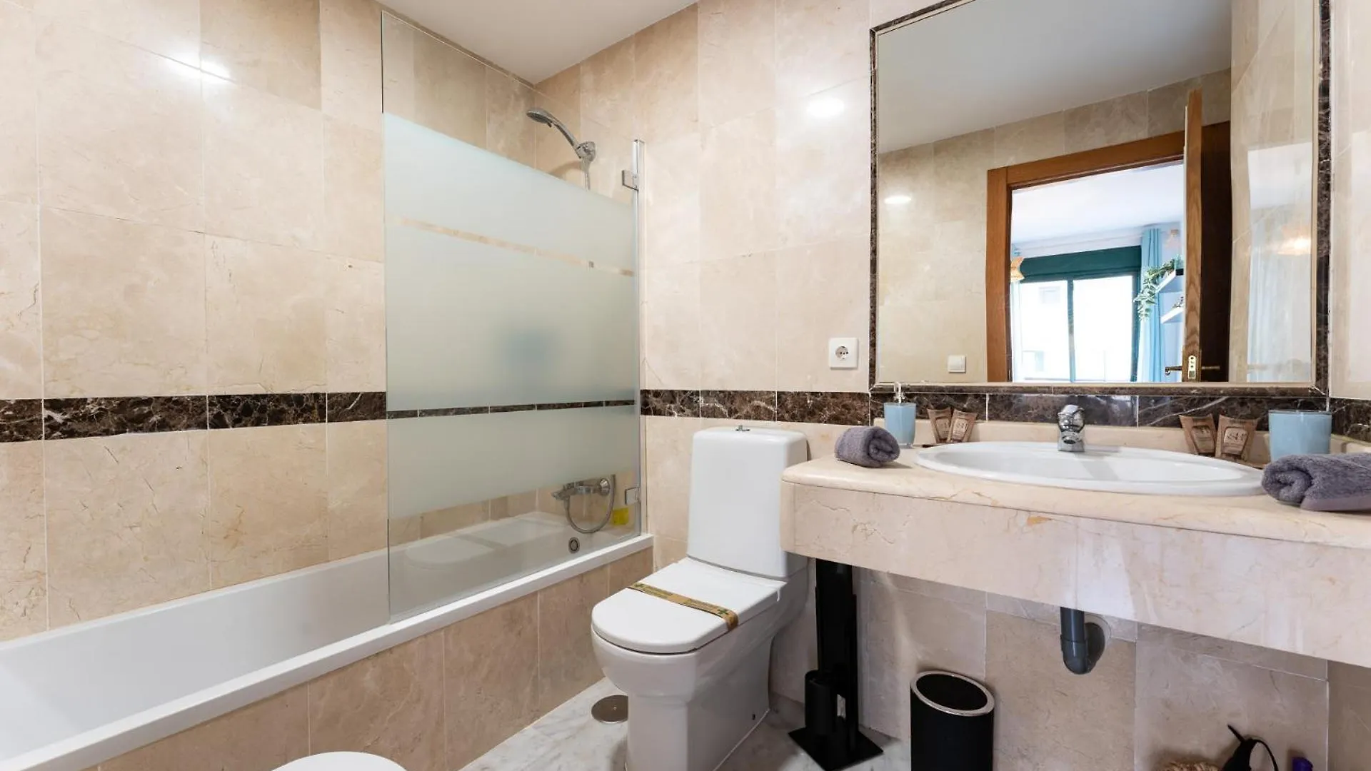 Coastal Comfort 2 Bed, Parking Pool And Terrace Benalmádena 0*,  Spanje