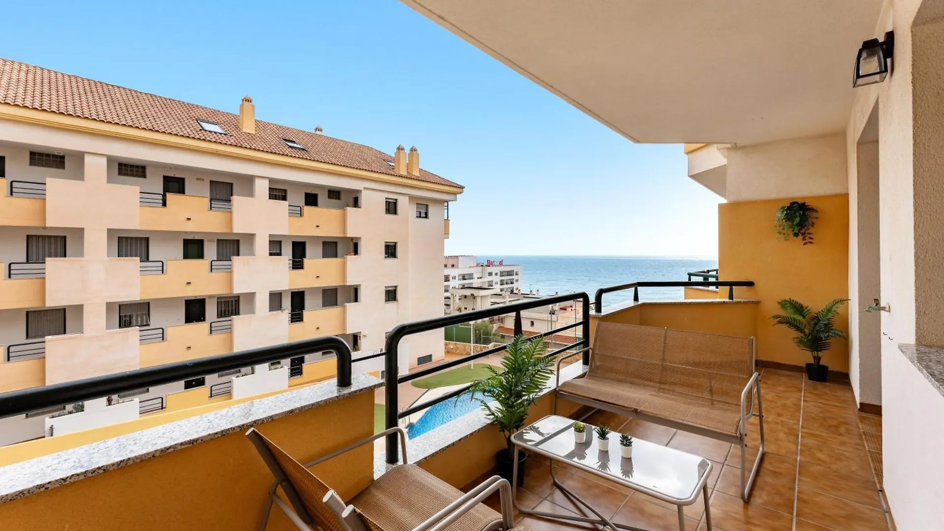 Coastal Comfort 2 Bed, Parking Pool And Terrace Benalmádena 0*,  Spanje