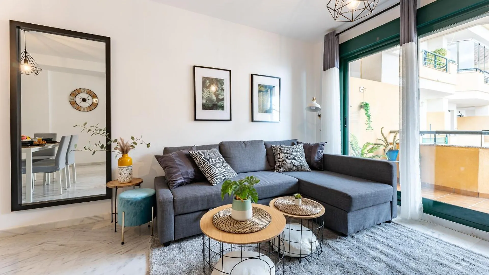 Coastal Comfort 2 Bed, Parking Pool And Terrace Benalmádena Spanje