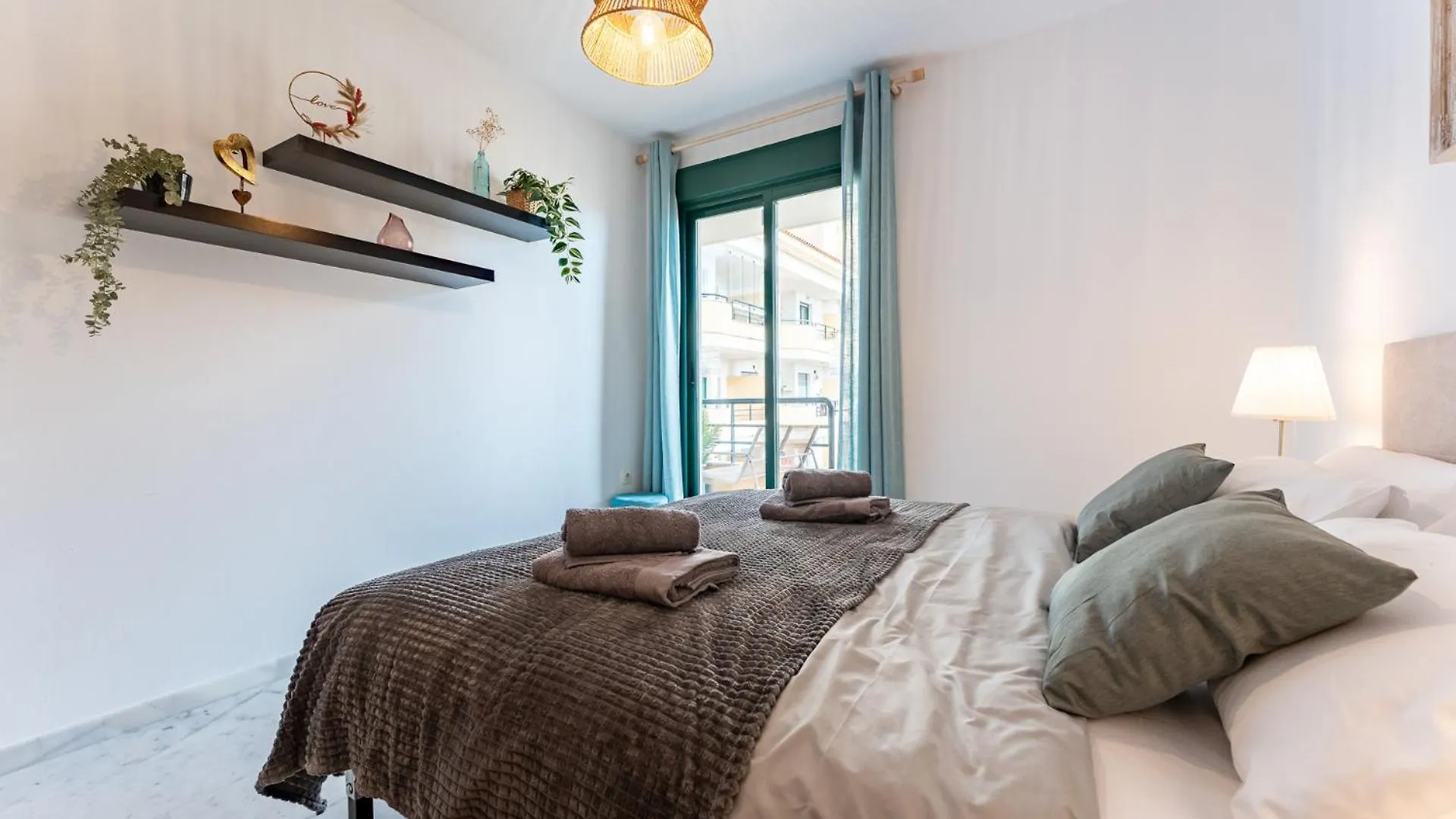 Appartement Coastal Comfort 2 Bed, Parking Pool And Terrace Benalmádena Spanje