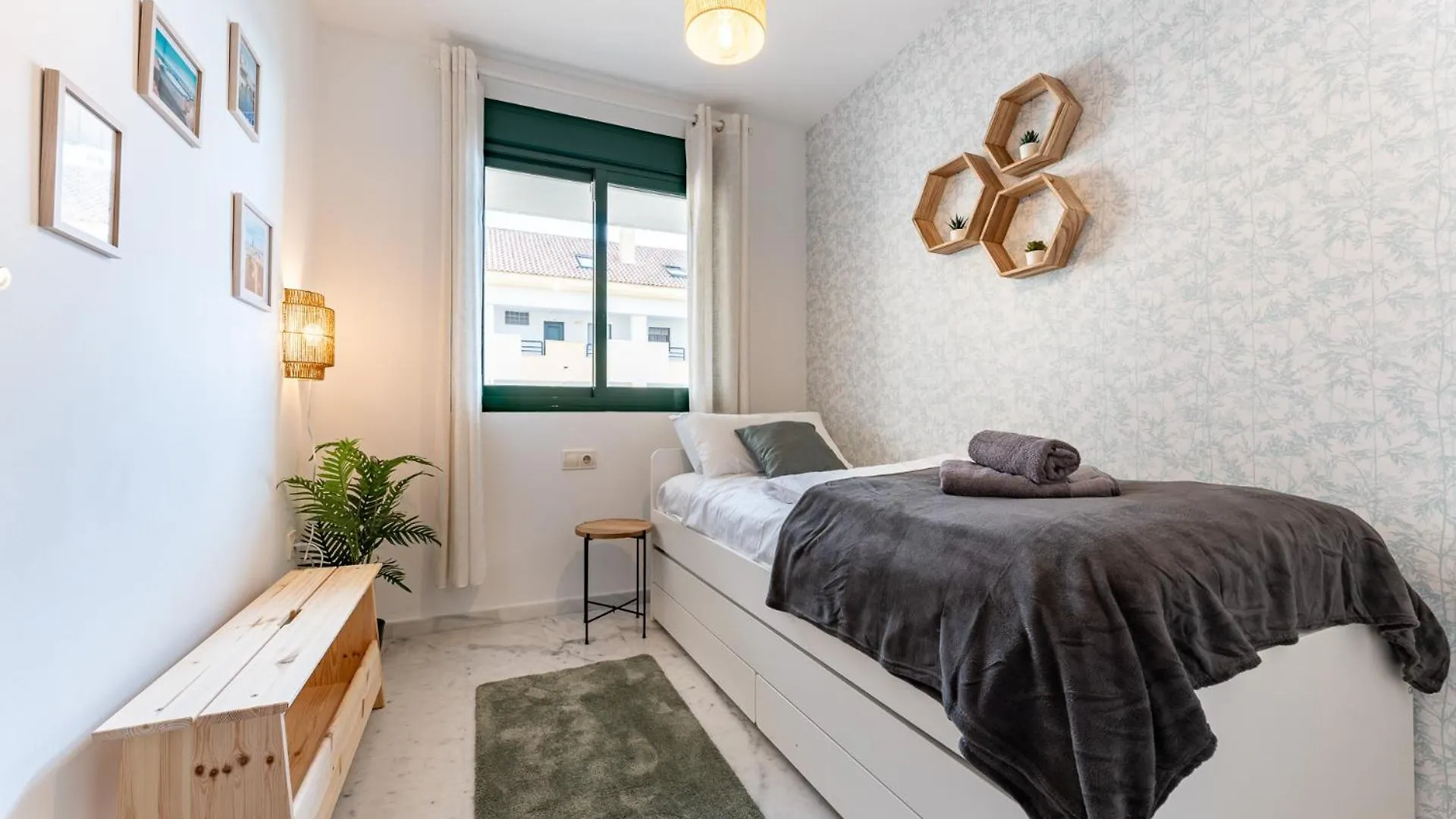 Coastal Comfort 2 Bed, Parking Pool And Terrace Benalmádena
