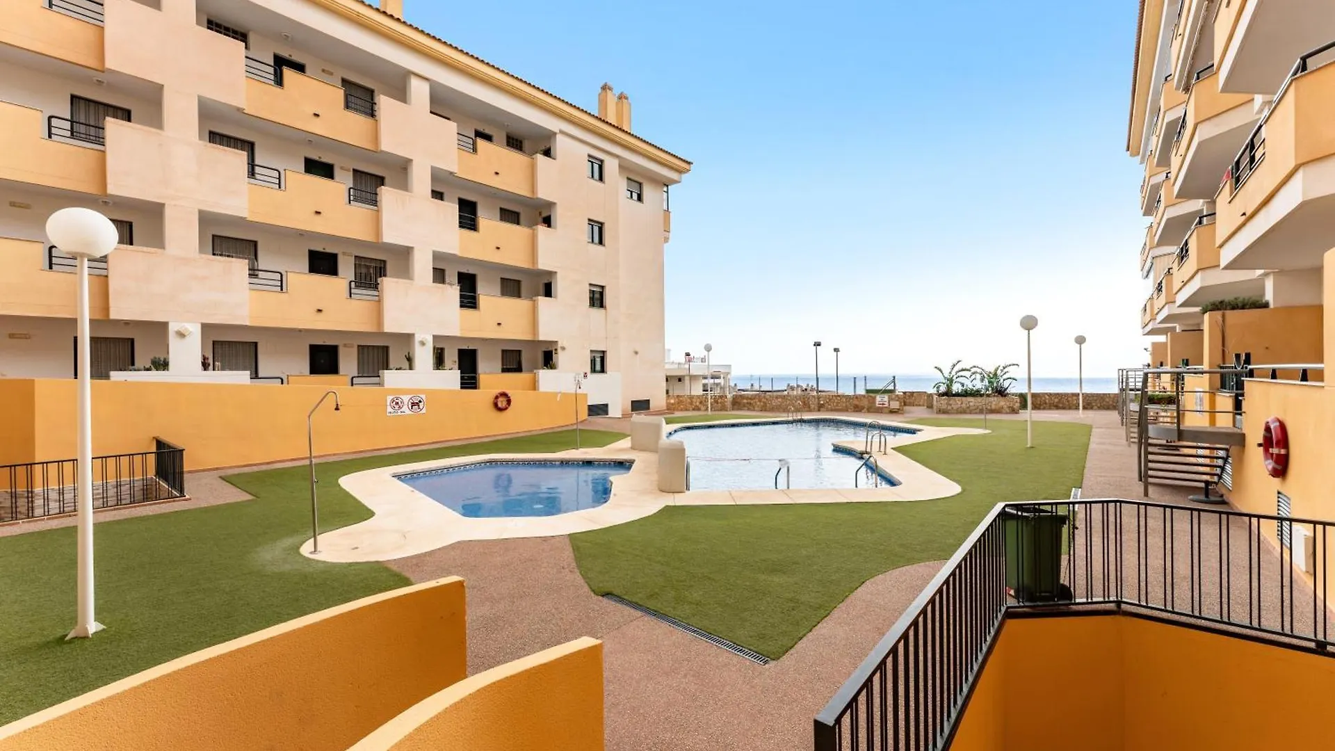 Coastal Comfort 2 Bed, Parking Pool And Terrace Benalmadena Spain