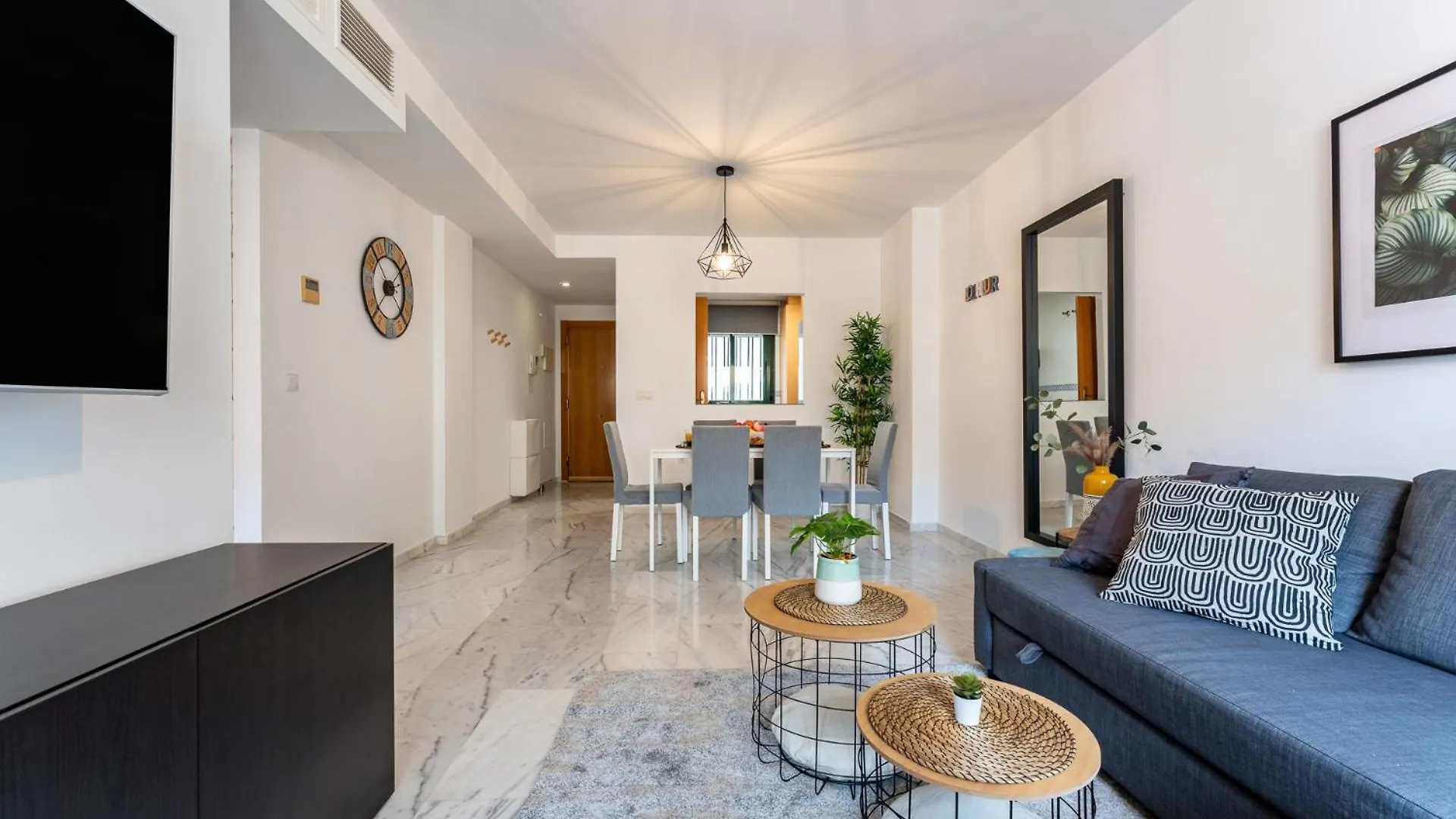 Coastal Comfort 2 Bed, Parking Pool And Terrace Benalmadena Apartment