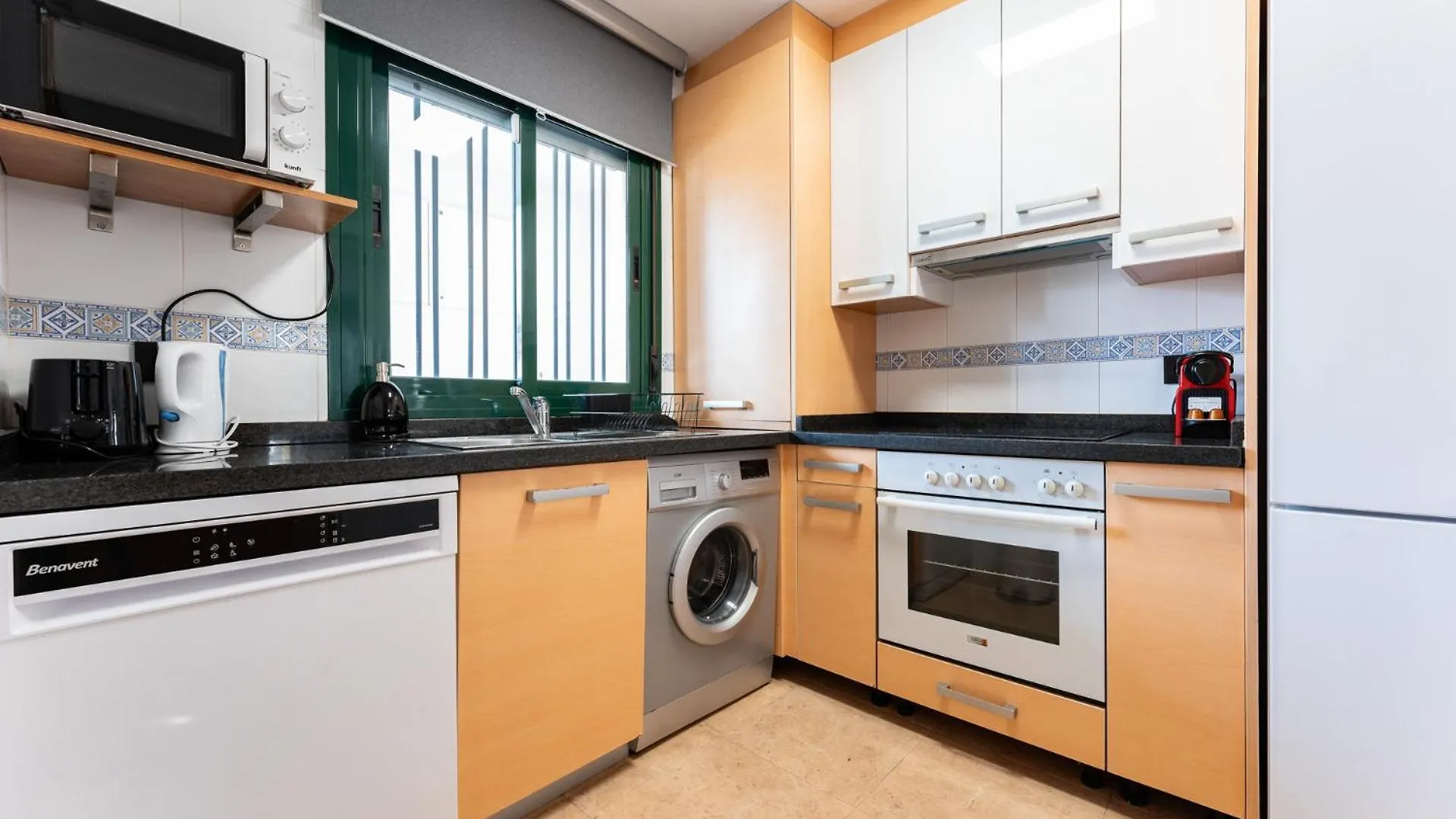Coastal Comfort 2 Bed, Parking Pool And Terrace Benalmadena