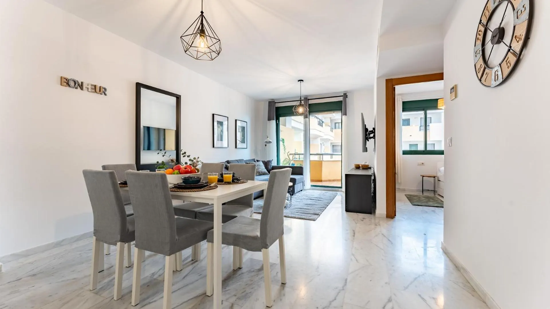 Coastal Comfort 2 Bed, Parking Pool And Terrace Benalmadena Apartment