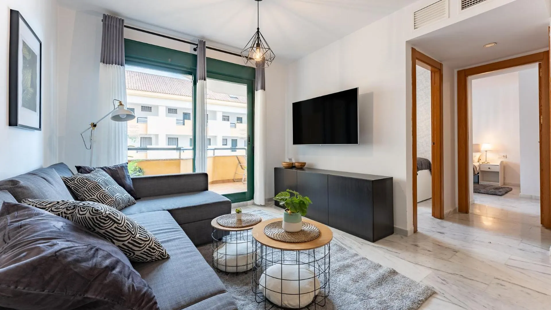 Coastal Comfort 2 Bed, Parking Pool And Terrace Benalmadena Spain